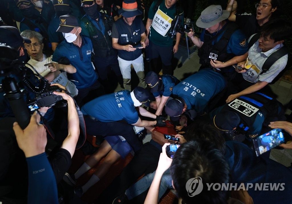 "심야집회 금지해 시민 평온 보장" vs "전면 금지는 위헌"