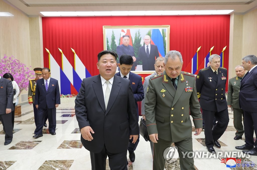 김정은, 이번엔 극초음속 미사일 봤다…쇼이구 러 국방과 시찰(종합)