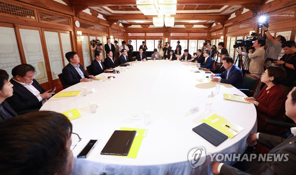 당정, '공교육 멈춤의 날' 전날 긴급회의…"교권회복 대책 추진"(종합)