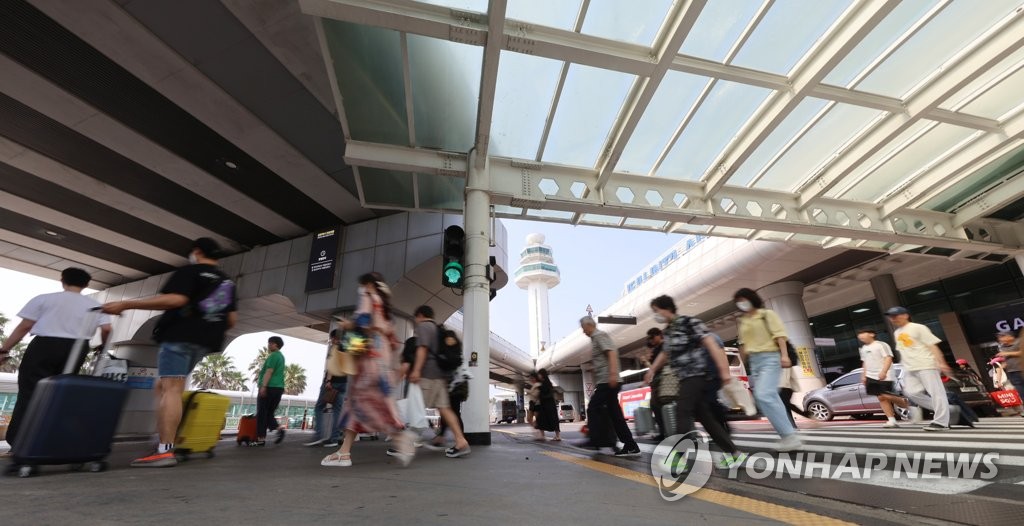 제주공항 이용객 '국내선 줄고 국제선 늘고'