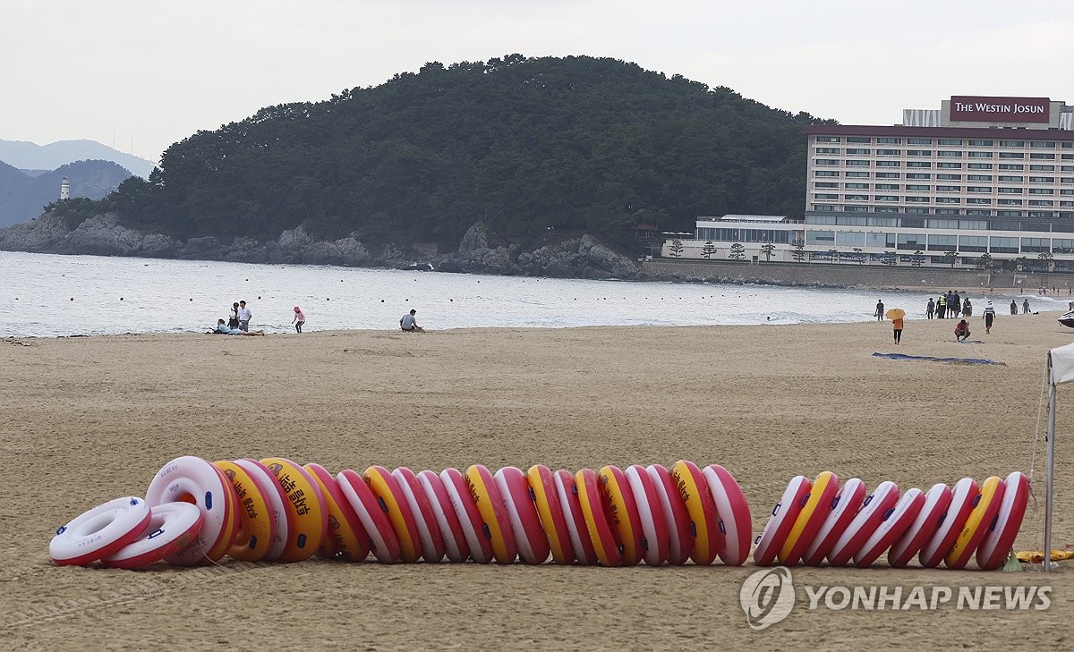 폐장한 해운대해수욕장서 60대 남성 파도 휩쓸려 의식불명