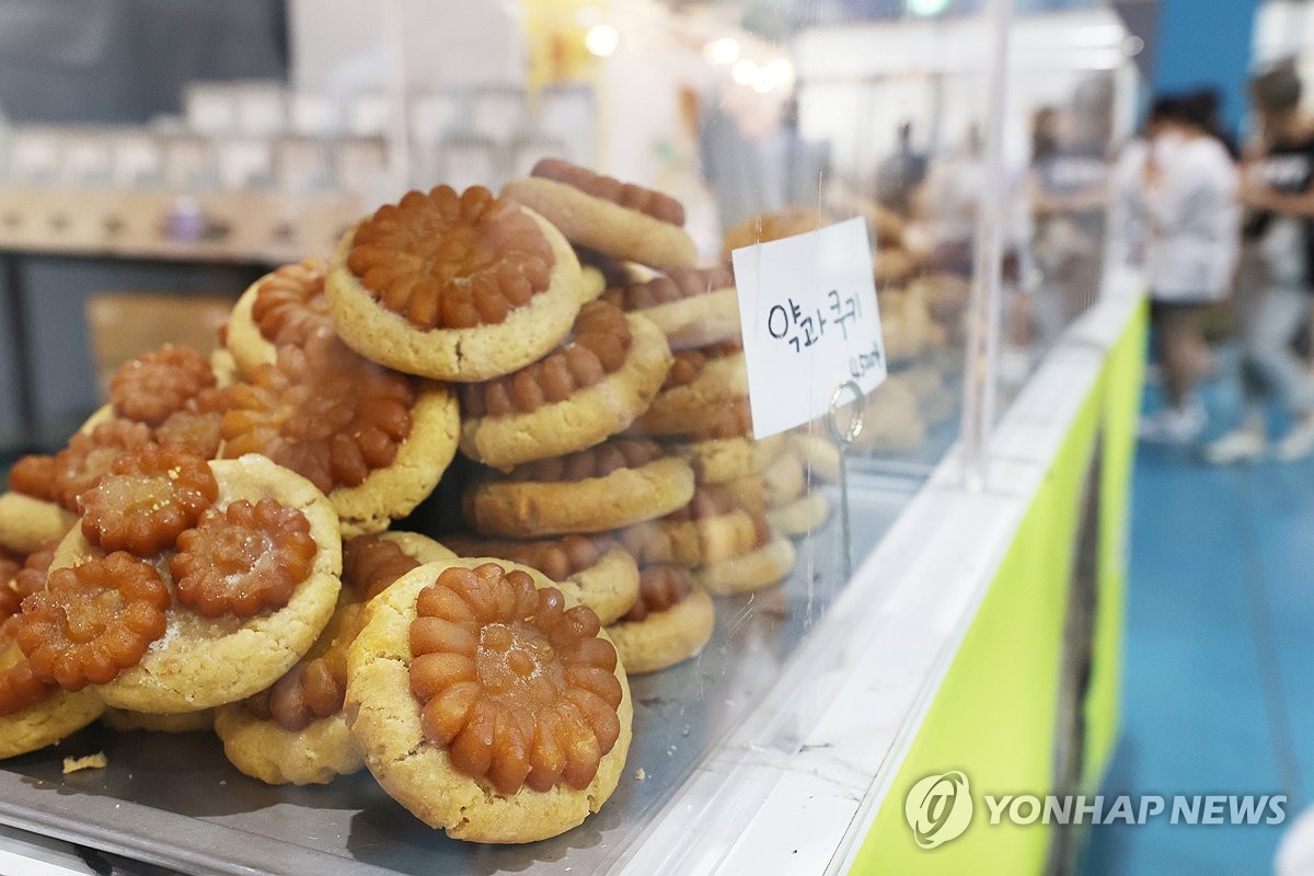 한국맛 담은 아몬드·약과, 관광객 'K-기념품'으로 자리매김