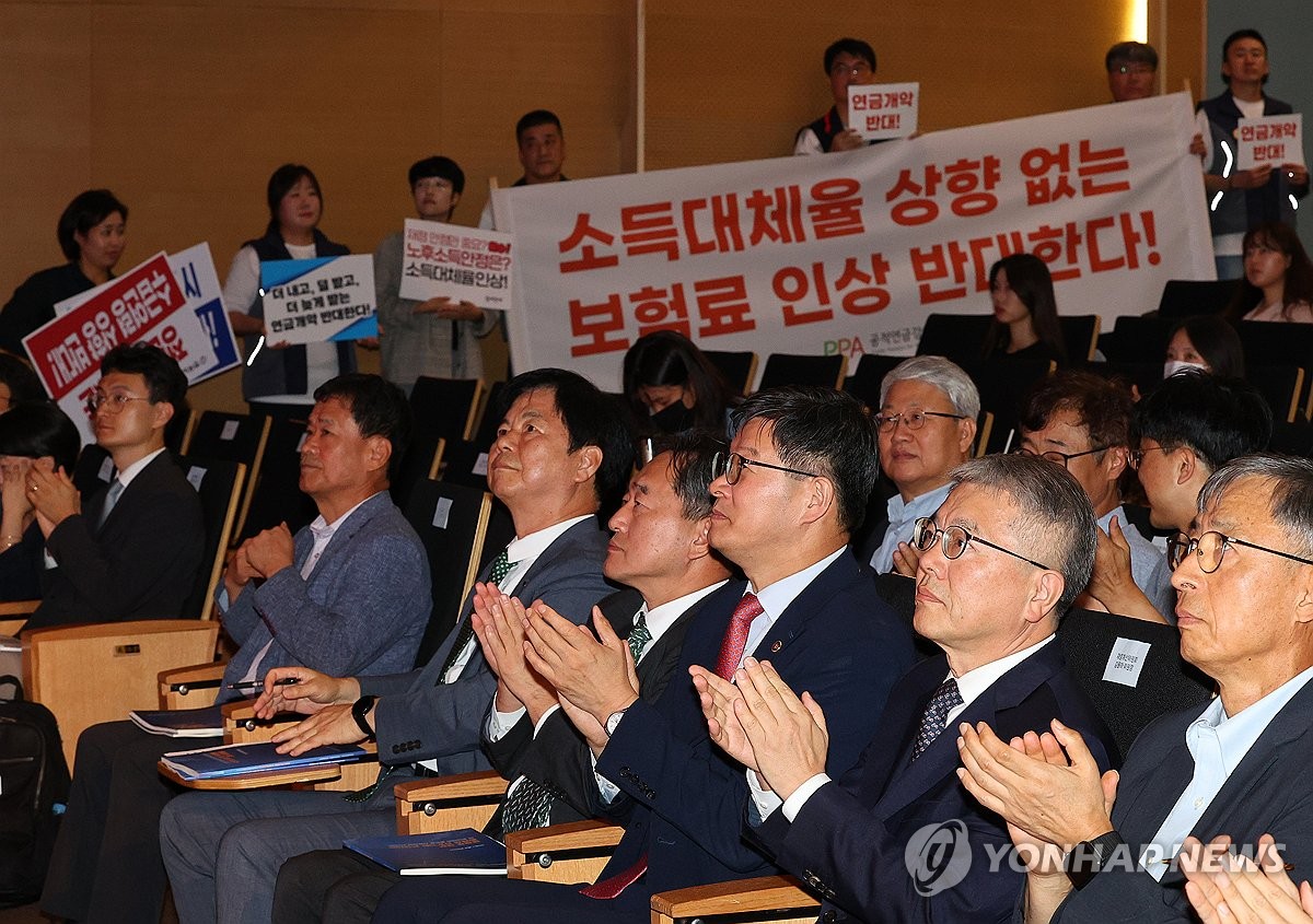 '국민연금 보험료율, 내후년부터 0.6%p씩 올려야'…보고서 공개(종합)