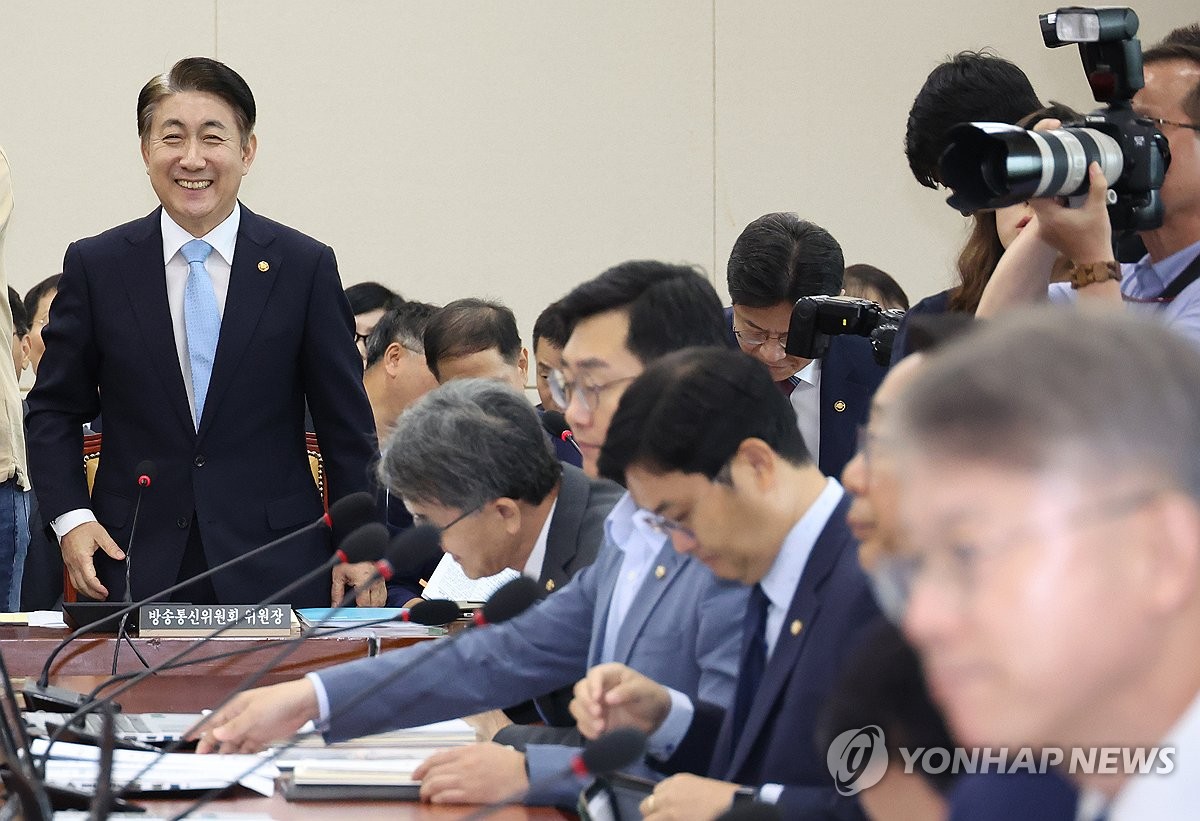 '가짜뉴스' 설전 벌이던 고민정 "이동관씨"…李 "국무위원한테"