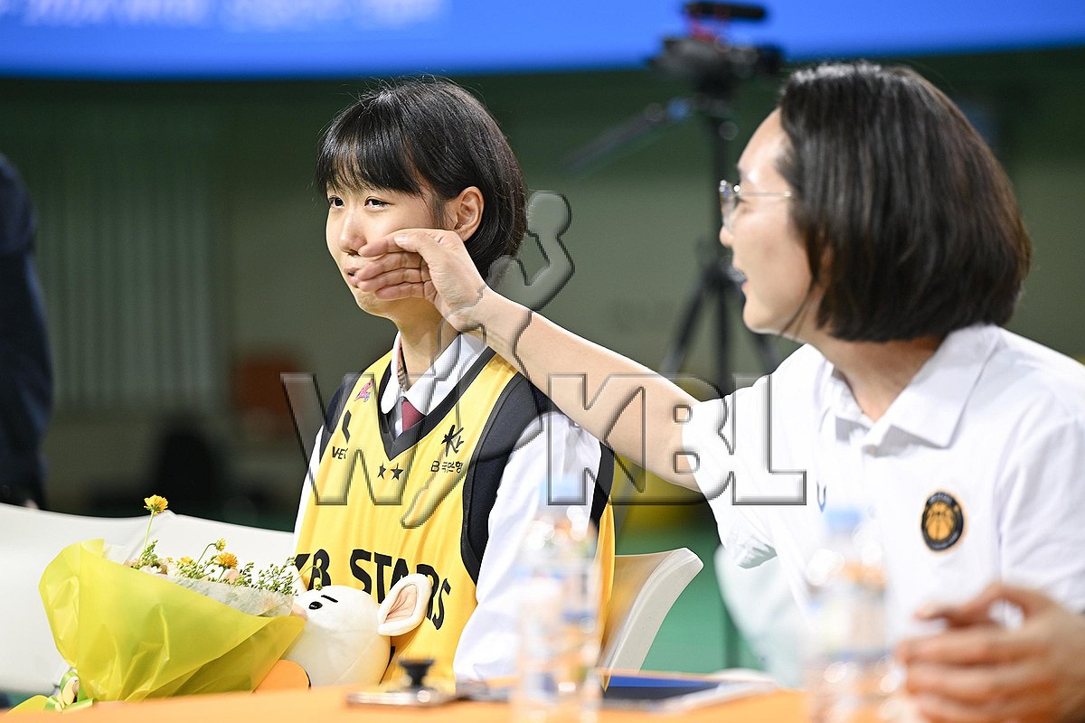 1순위로 KB행 고현지 "엄마와 같은 팀 영광…박지수 보고 싶다"