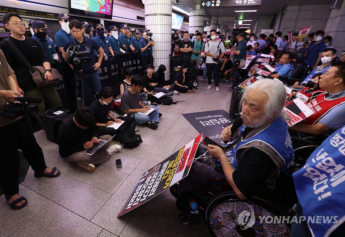 전장연 "11월13일까지 지하철 탑승시위 중단"