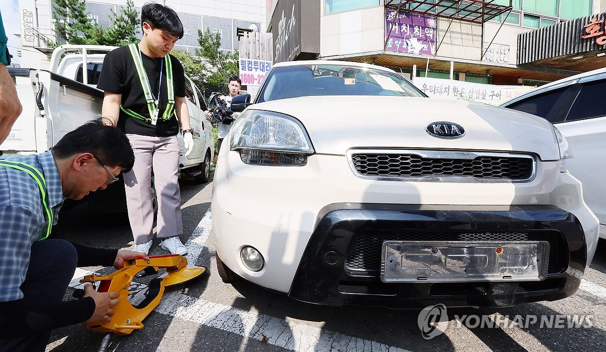 [현장] 인천 꽃게거리 점령한 '유령 중고차'…족쇄로 철퇴