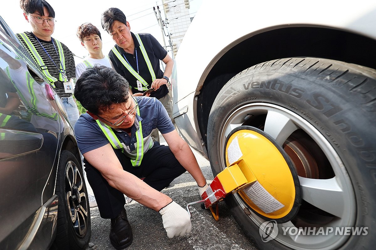 [현장] 인천 꽃게거리 점령한 '유령 중고차'…족쇄로 철퇴