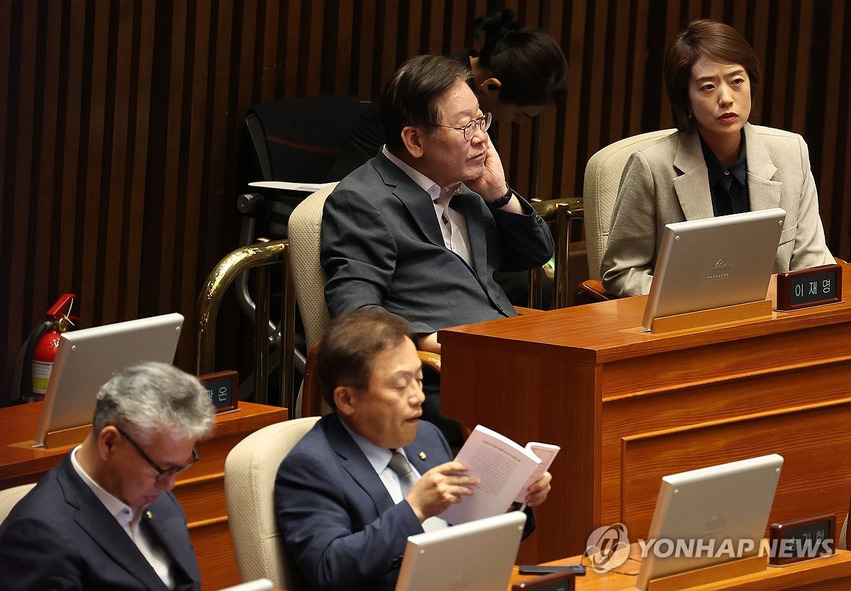 경제정책·오염수 공방…"경제폭망 걱정" "文정부서 부채 늘어"