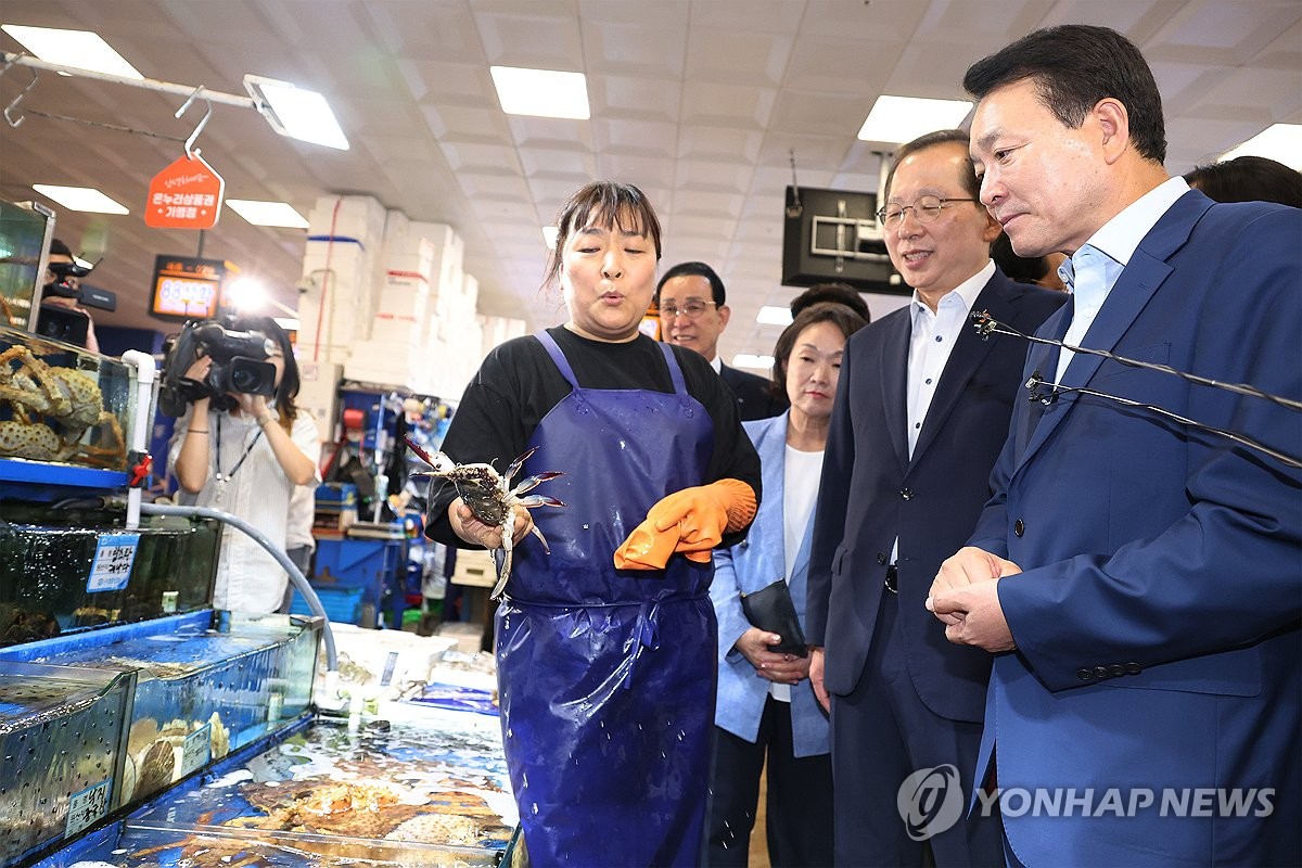 노량진 찾은 당정 "수산시장 활기 넘쳐…국민이 괴담 이겼다"