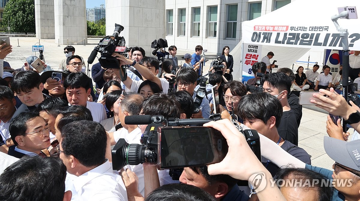 이재명 찾아간 태영호 "쓰레기라 한 의원 출당"…野 "무뢰배냐"(종합)