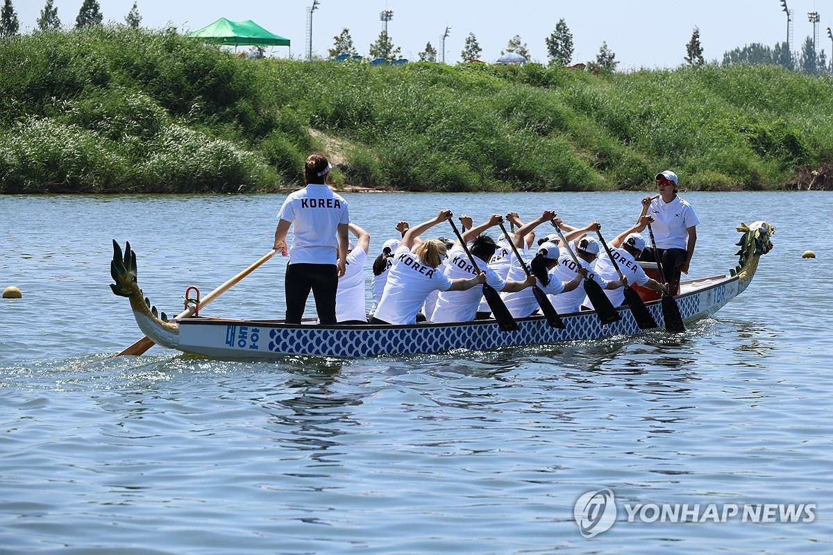 수면 위로 퍼지는 둥둥 소리…칼군무로 물살 가르는 용머리 배