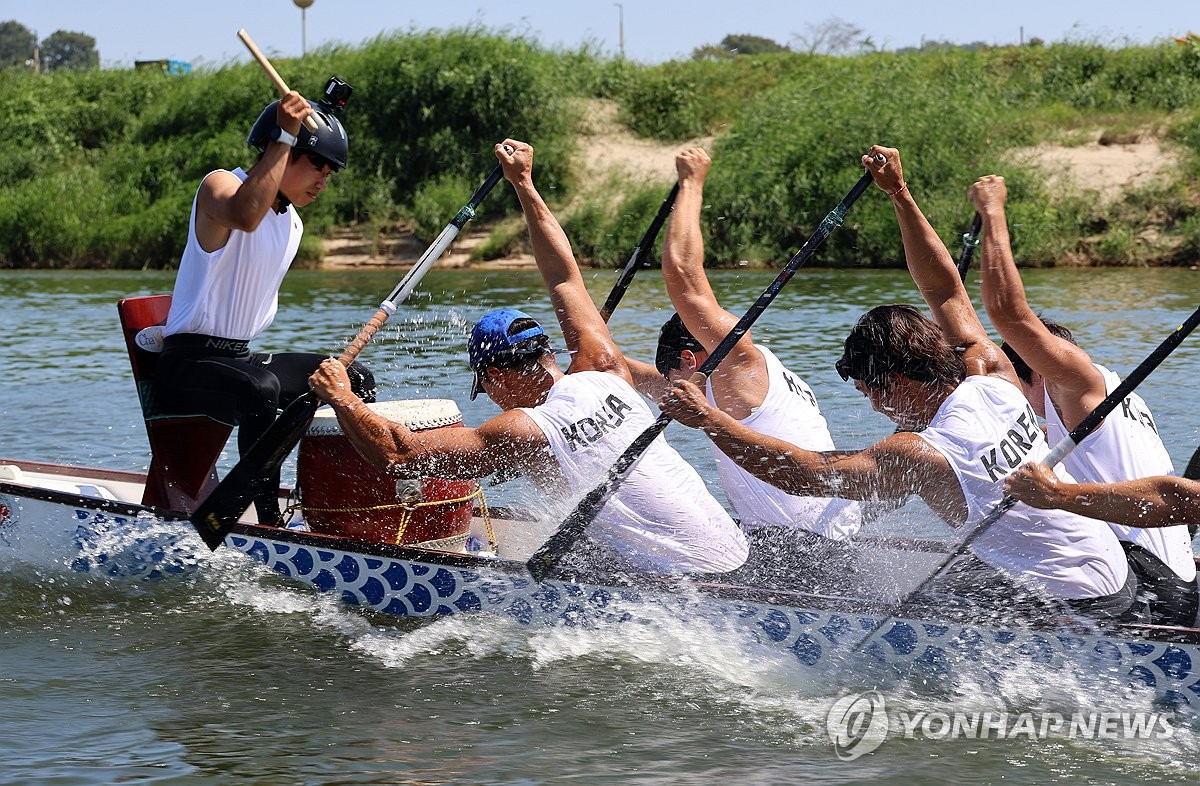 수면 위로 퍼지는 둥둥 소리…칼군무로 물살 가르는 용머리 배