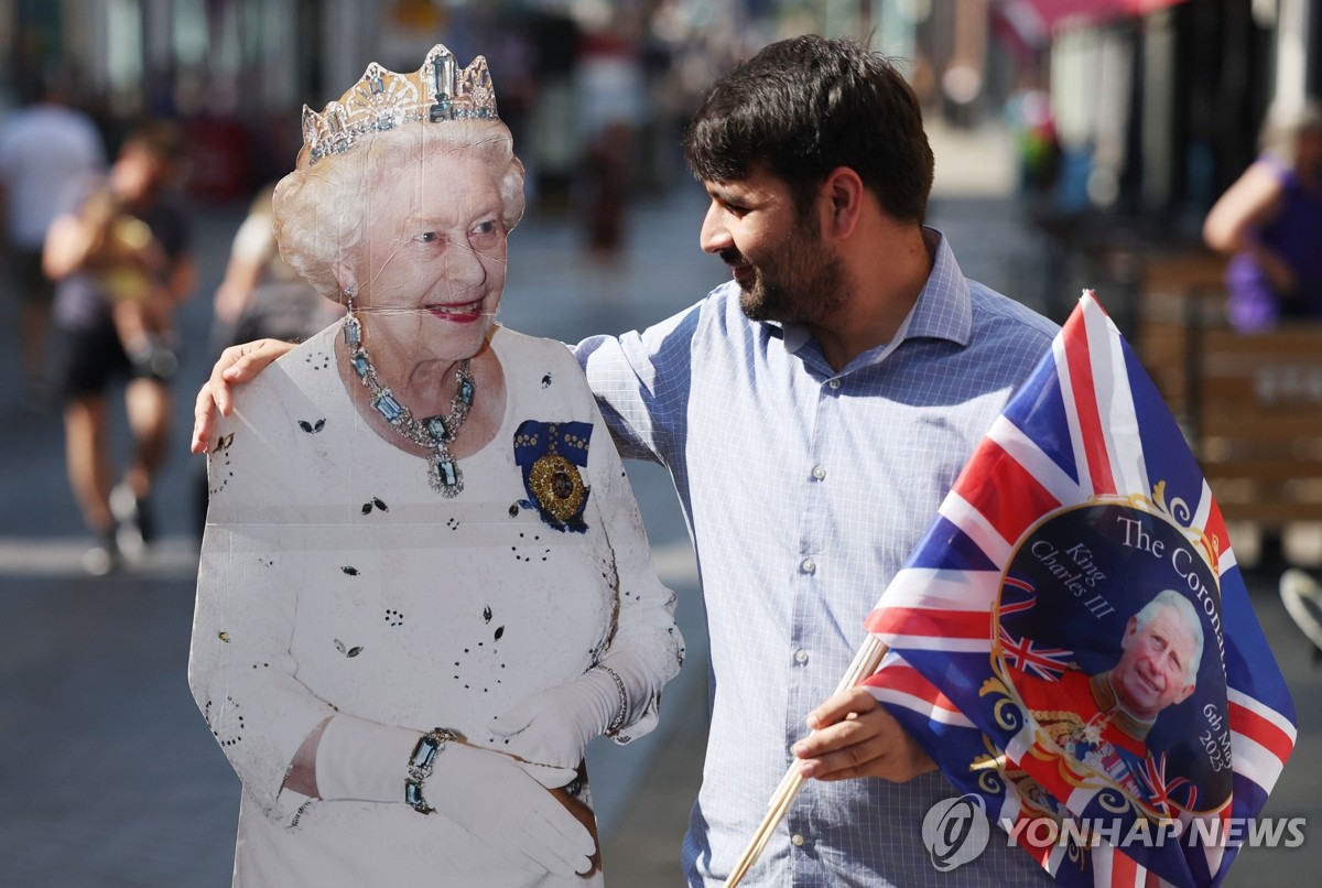 英여왕 1주기에 왕실·시민들 추모 열기…찰스3세 첫해 '안정적'