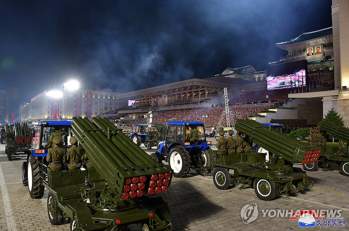 시멘트포대 아래에 방사포·생수트럭에 병력…북, 민방위 열병식(종합)