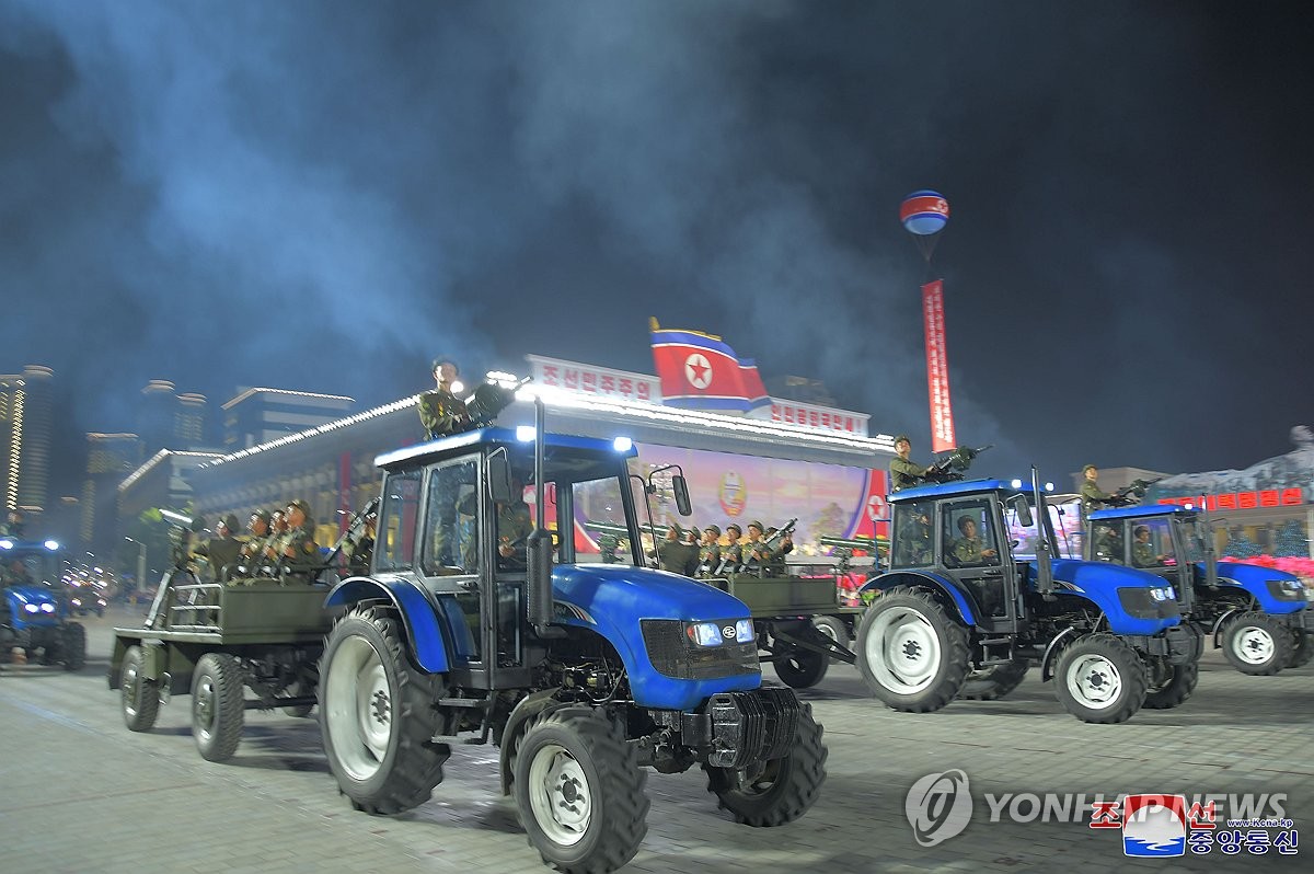 전략무기 대신에 트랙터·트럭…ICBM 없는 '민방위 열병식'