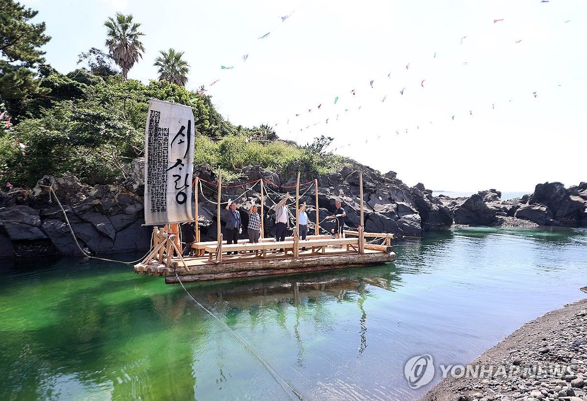 [픽! 제주] 20년 만에 열린 제주 전통배 '테우' 진수식