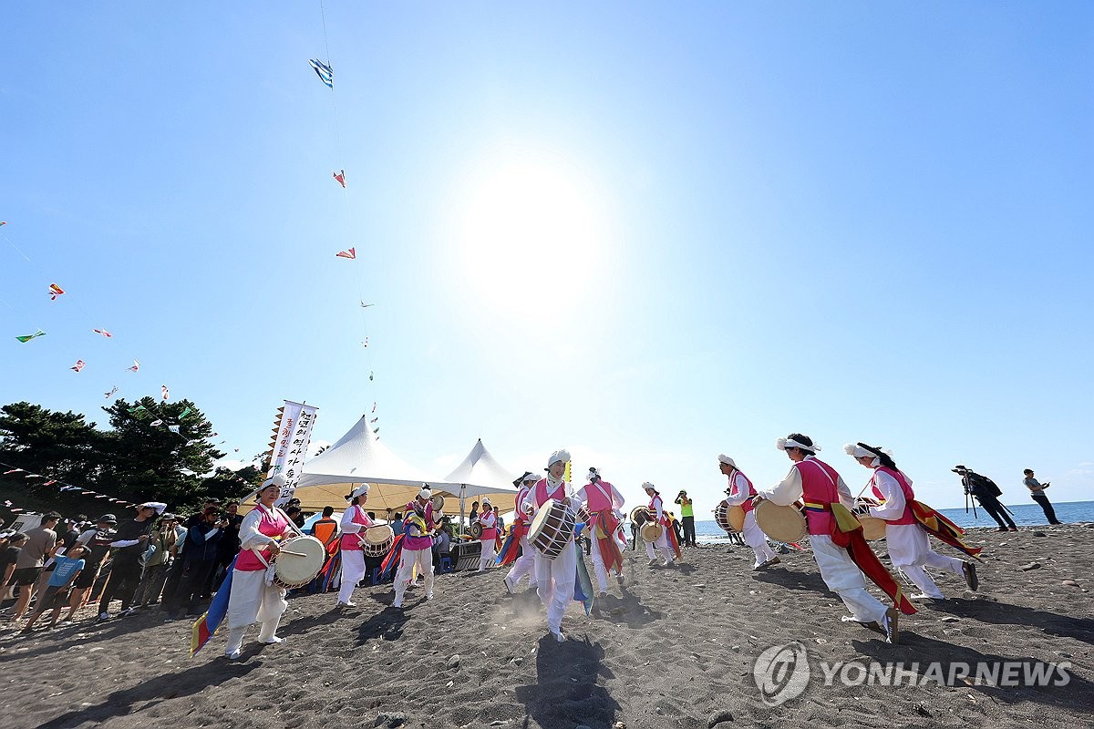 [픽! 제주] 20년 만에 열린 제주 전통배 '테우' 진수식