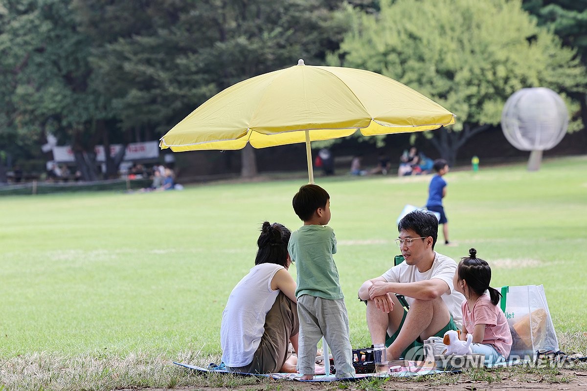 내륙 낮 기온 30도 내외 늦더위…곳곳 소나기