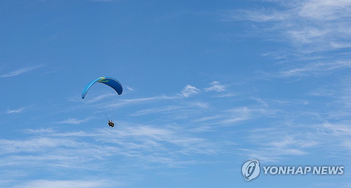 패러글라이딩 하던 조종사와 여성 체험객 추락사고로 숨져