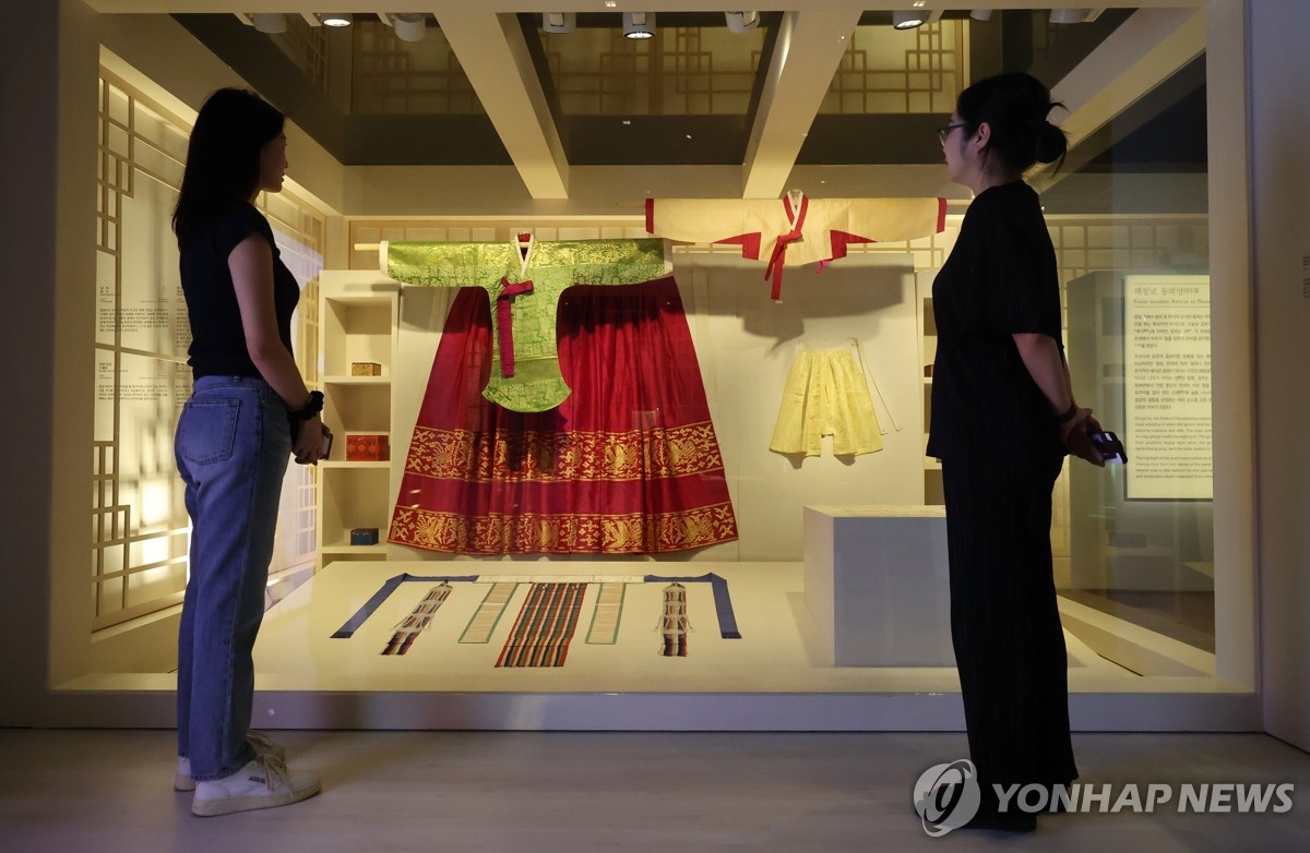 조선시대 신부의 행복 바라던 붉은 옷…RM이 후원한 활옷 공개(종합)
