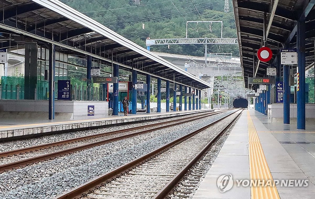 철도파업 첫날…한숨 내쉰 승객, 뚝 떨어진 화물운송