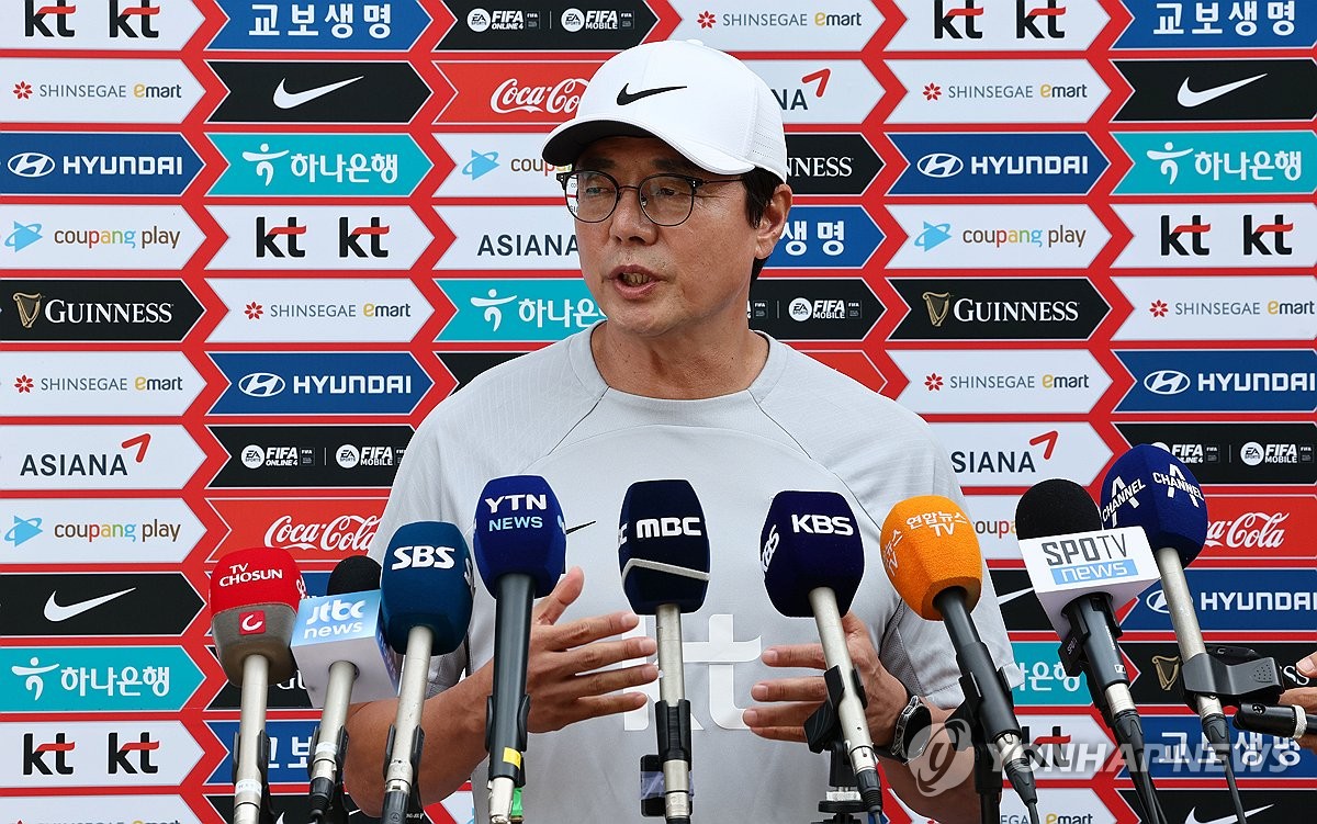 AG 축구대표팀 황선홍 감독 "이강인 경기 투입 시기, 조절 필요"