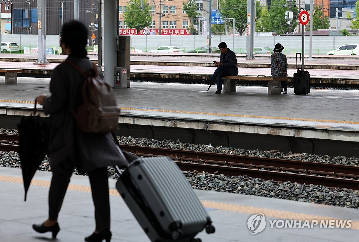 "기차표가 없어요"…철도파업 사흘째 주말 나들이객들 불편