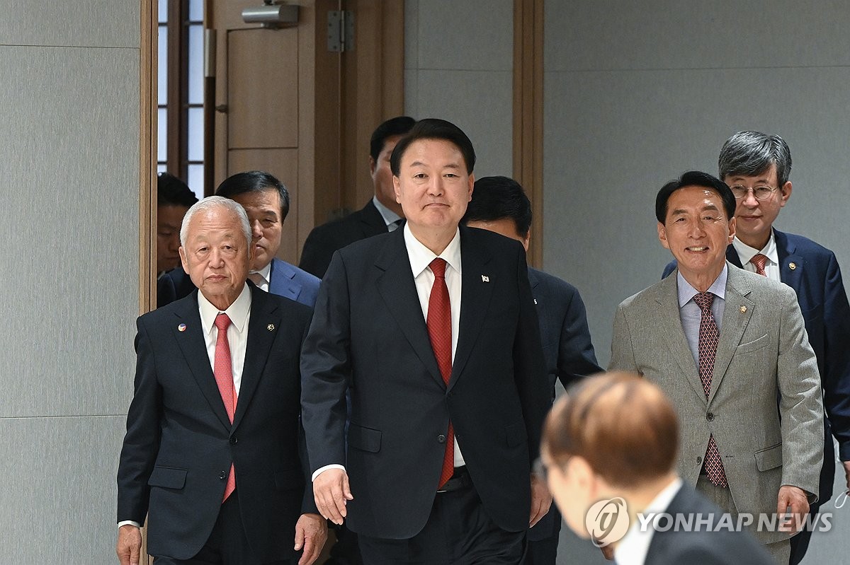 日 민단 단원들 만난 尹 "한일관계 진전, 동포들에 큰 힘"
