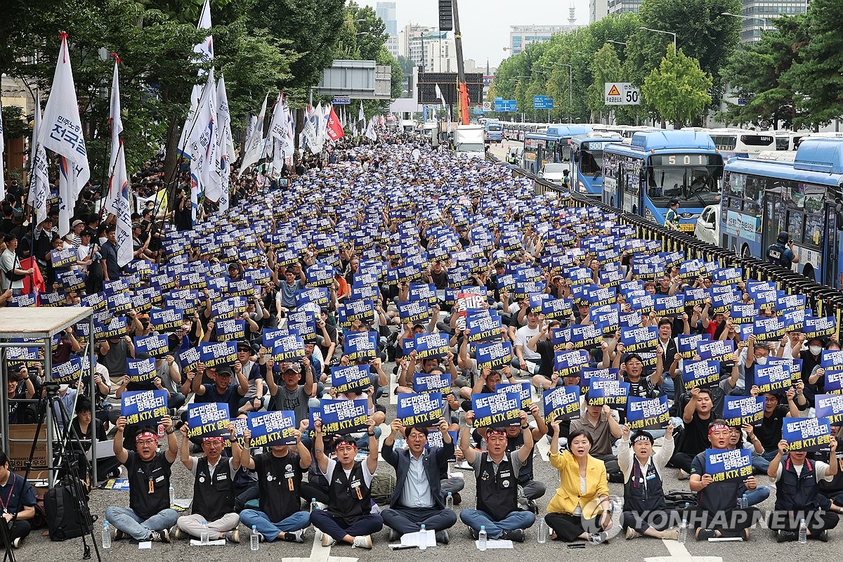 파업 철도노조 서울 도심 집회…"요구 불수용시 2차파업 준비"