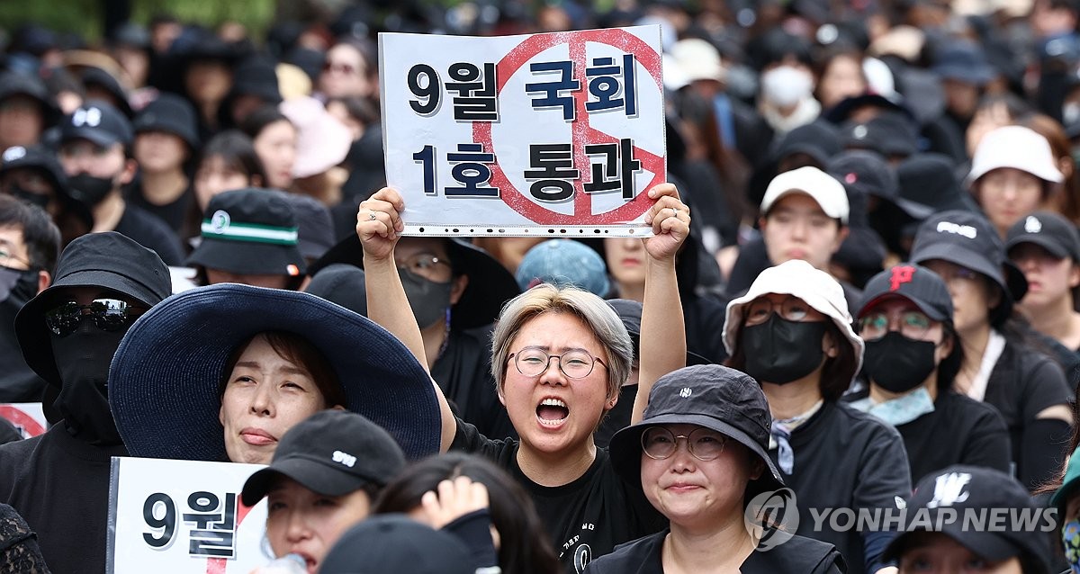 '교권회복 4법' 통과에 교사집회 당분간 쉰다…"10월에 재개"