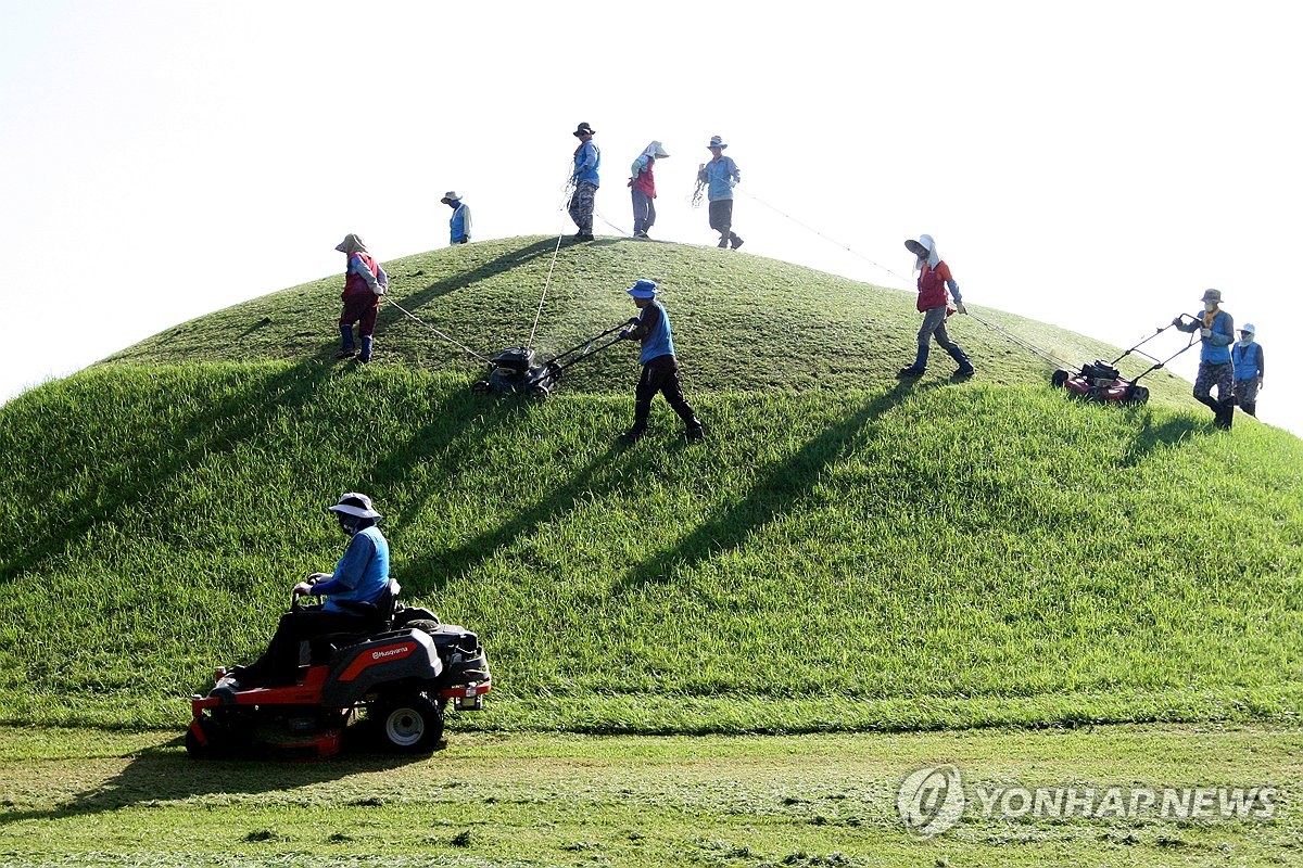 벌초 대행·온라인 성묘…팬데믹 이후 자리 잡은 명절 신풍속도