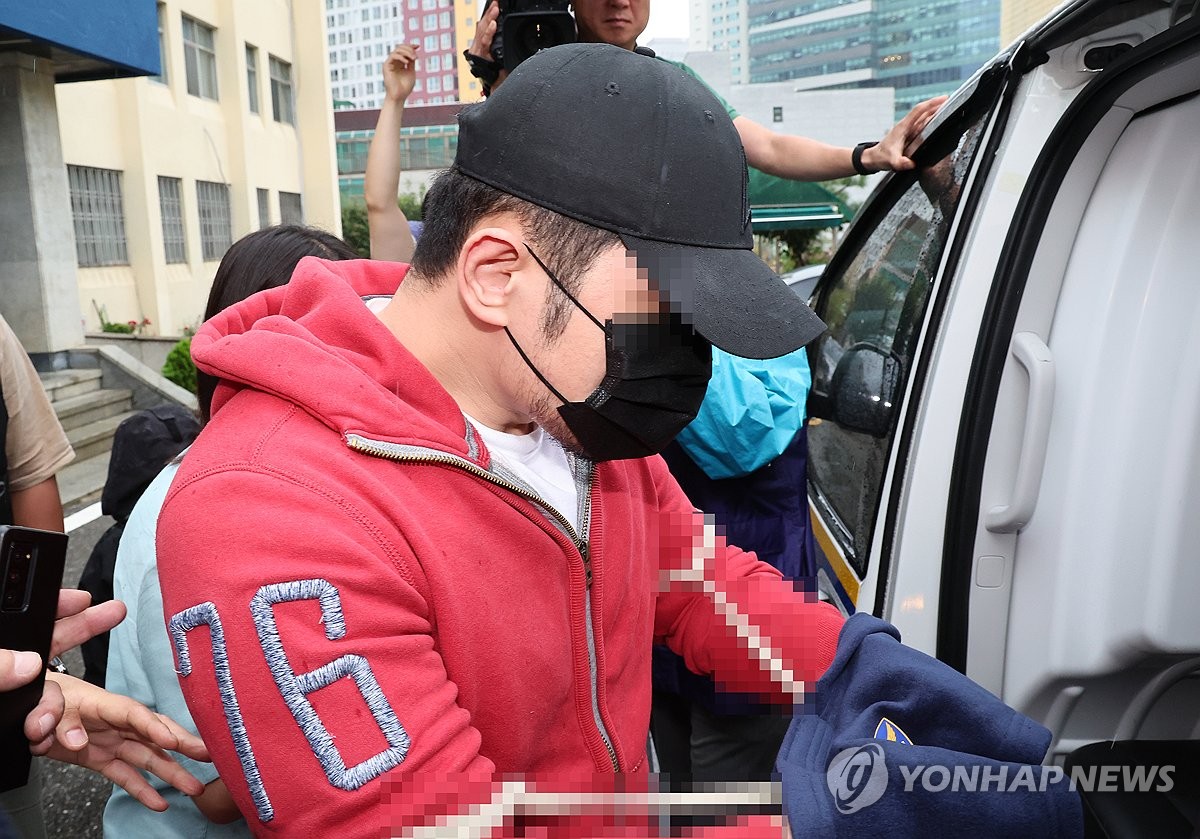 '경찰관 추락사' 마약 모임 주도 2명 구속 송치(종합)