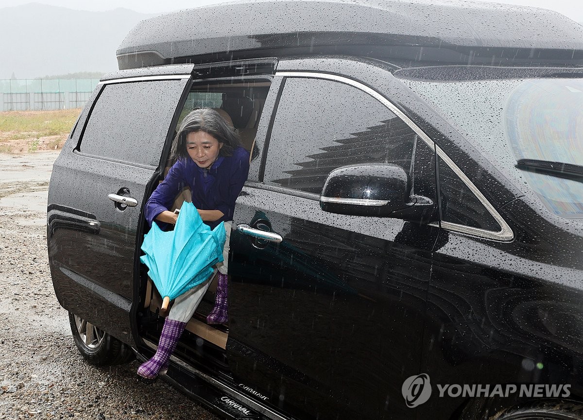 김행, '시누이에 주식 매각' 논란에 "주식 수 착각…파킹 아냐"