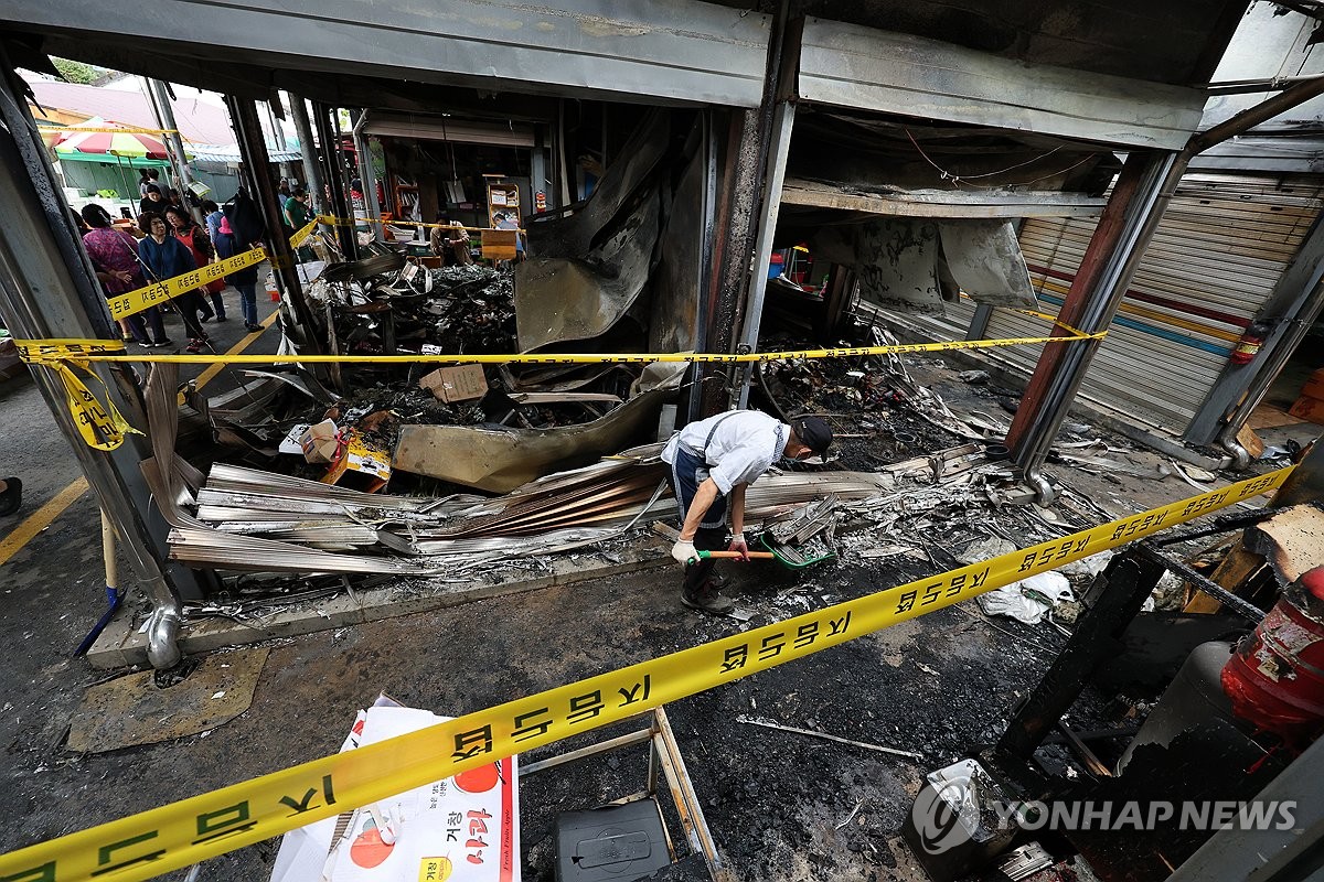 '추석 대목인데'…화마에 고개 떨군 전통시장 상인