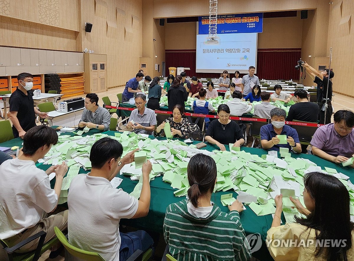 대전선관위, 내년 총선 대비 수작업 개표 훈련