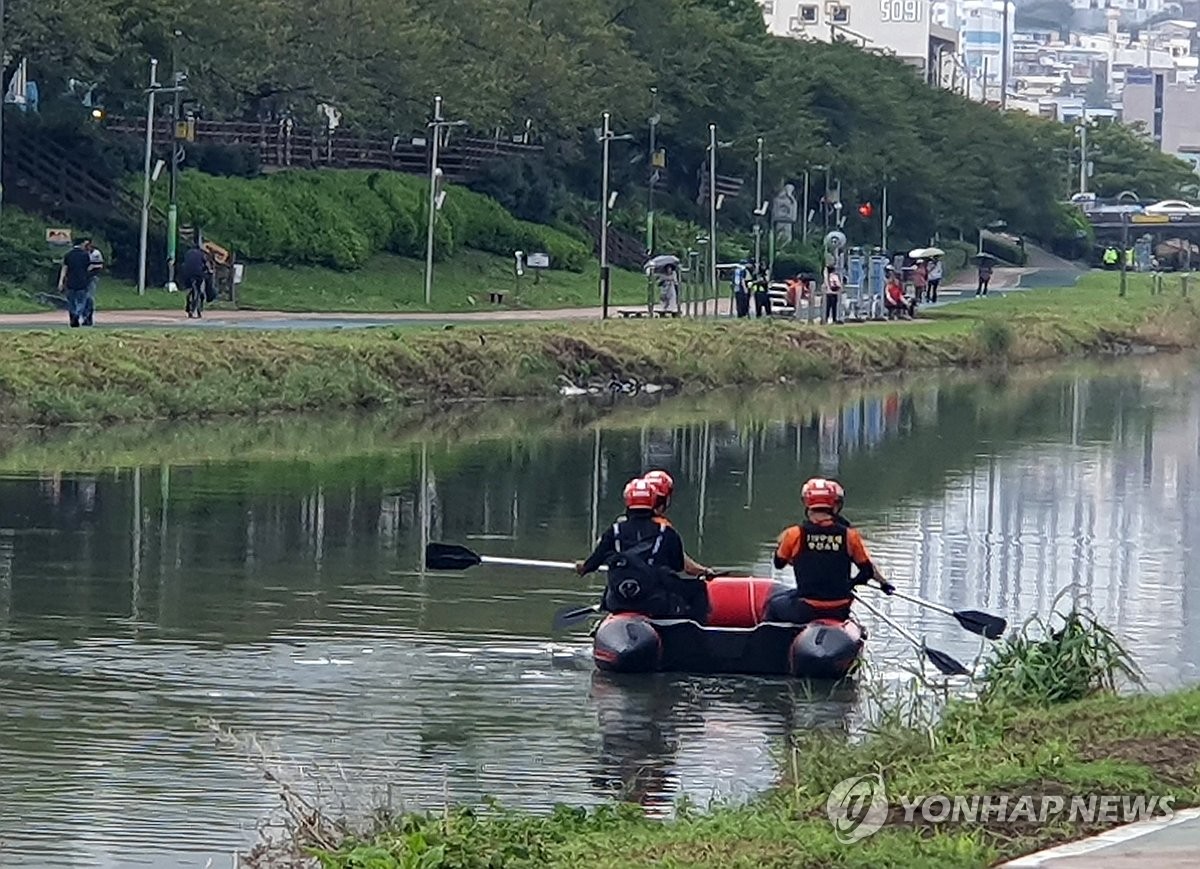 부산 온천천 실종자 사흘째 수색…소방헬기 투입