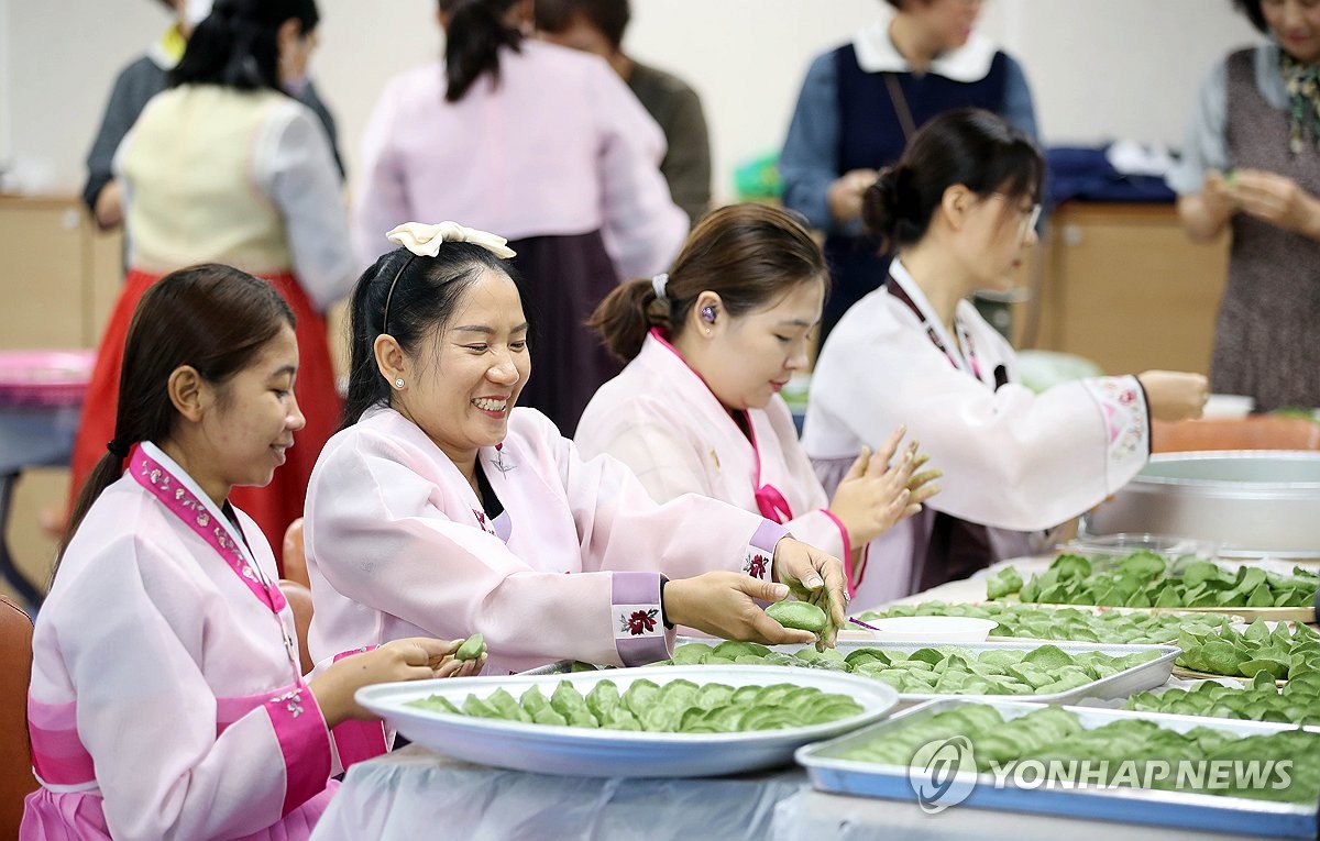 코로나19 격리 사라진 첫 명절…"확진자는 친척모임 자제해야"