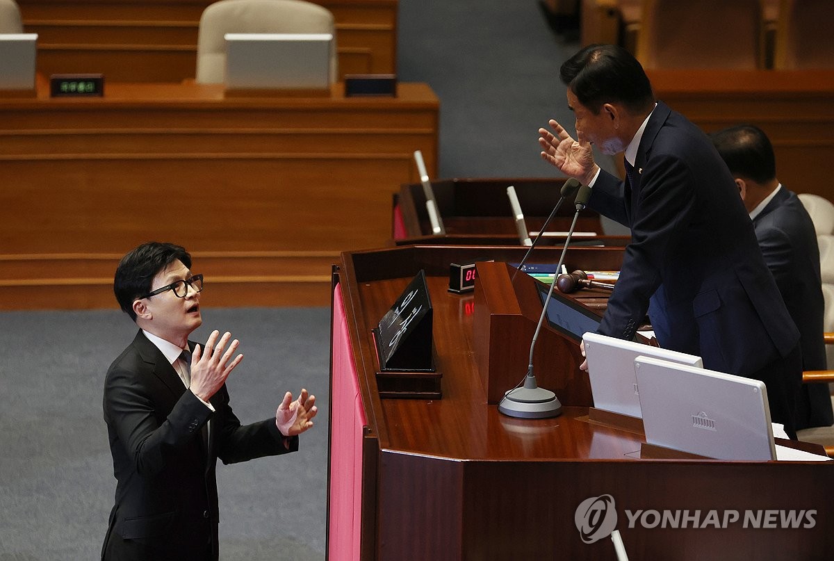 한동훈 "이재명, 대규모 비리 정점"…野 항의엔 "설명의무 있다"(종합)