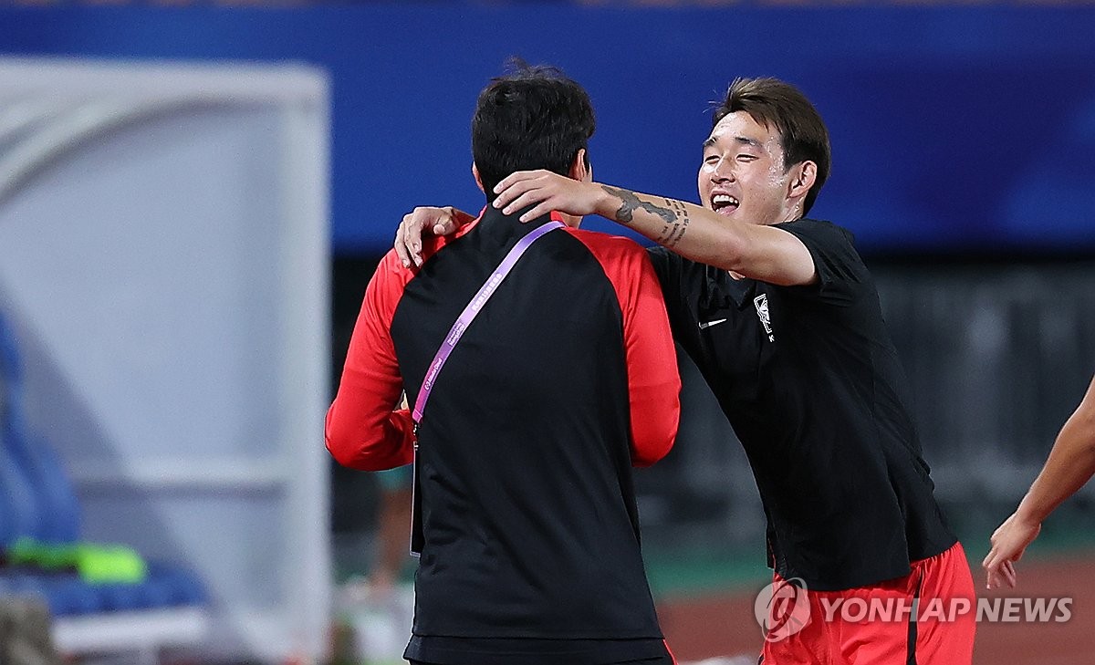 [아시안게임] 드디어 황선홍호로 필드 밟은 이강인…축구화 아닌 운동화