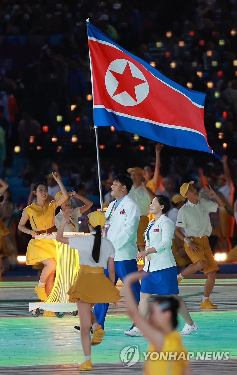 [아시안게임] 5년 만에 돌아온 북한 선수단도 웃으며 축제 무대로