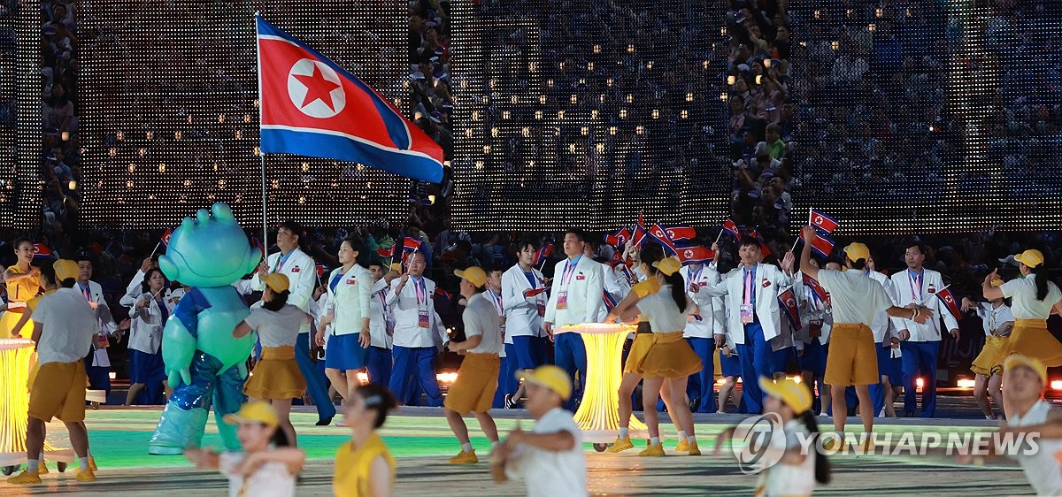 [아시안게임] 5년 만에 돌아온 북한 선수단도 웃으며 축제 무대로