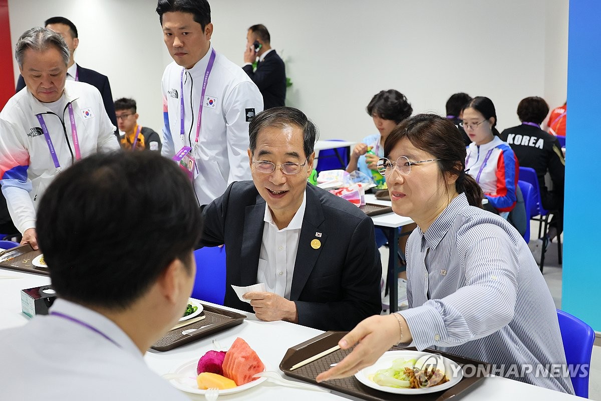 한총리, 항저우서 韓선수단 격려…강원동계유스올림픽 홍보도