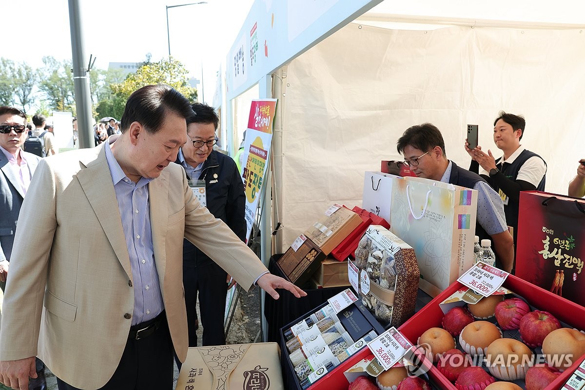 국무회의 중 코피 흘린 尹…"민생 행보 강행군에 과로"