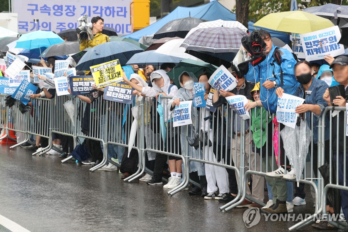 "이재명 구속하라" vs "영장심사 신중하게"…법원앞 격렬 집회