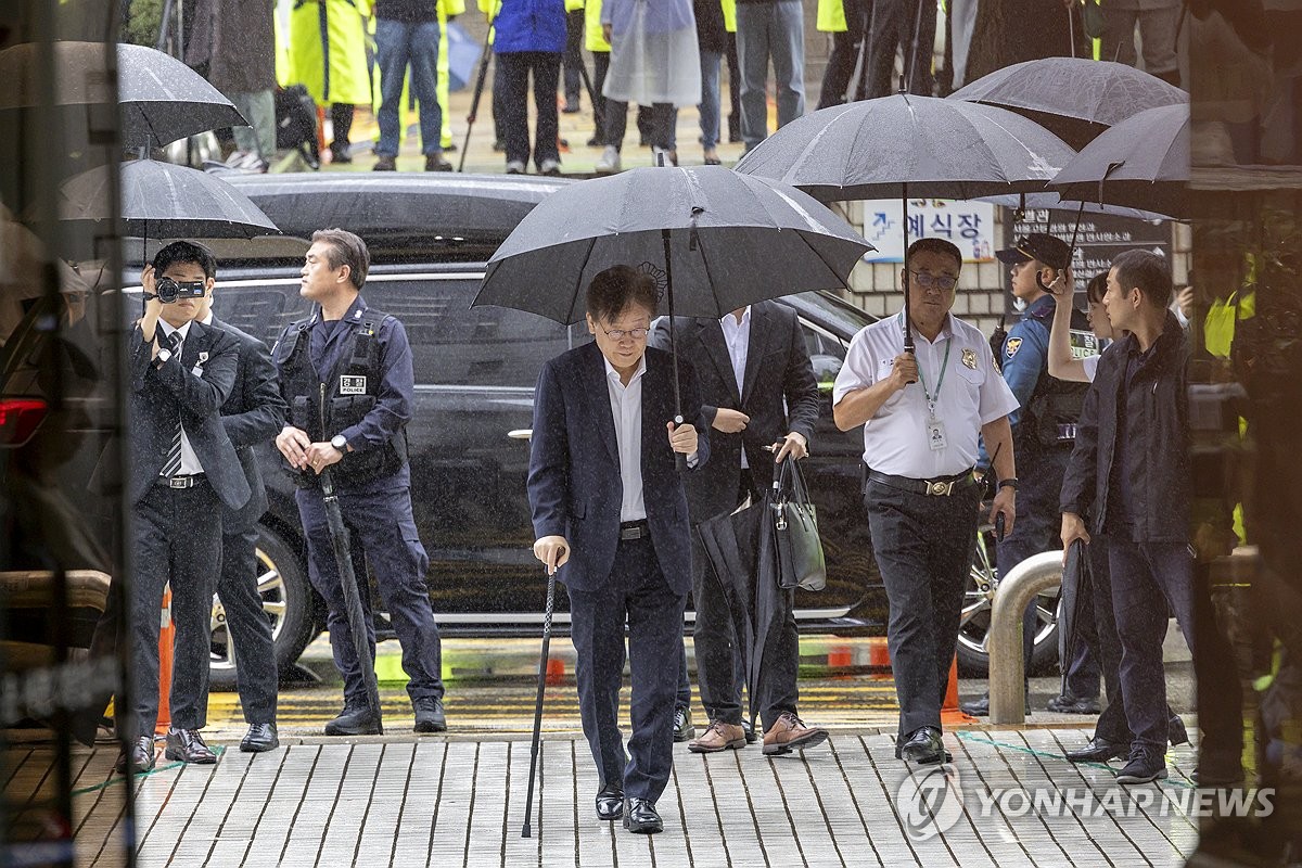 "이재명 구속하라" vs "영장심사 신중하게"…법원앞 격렬 집회