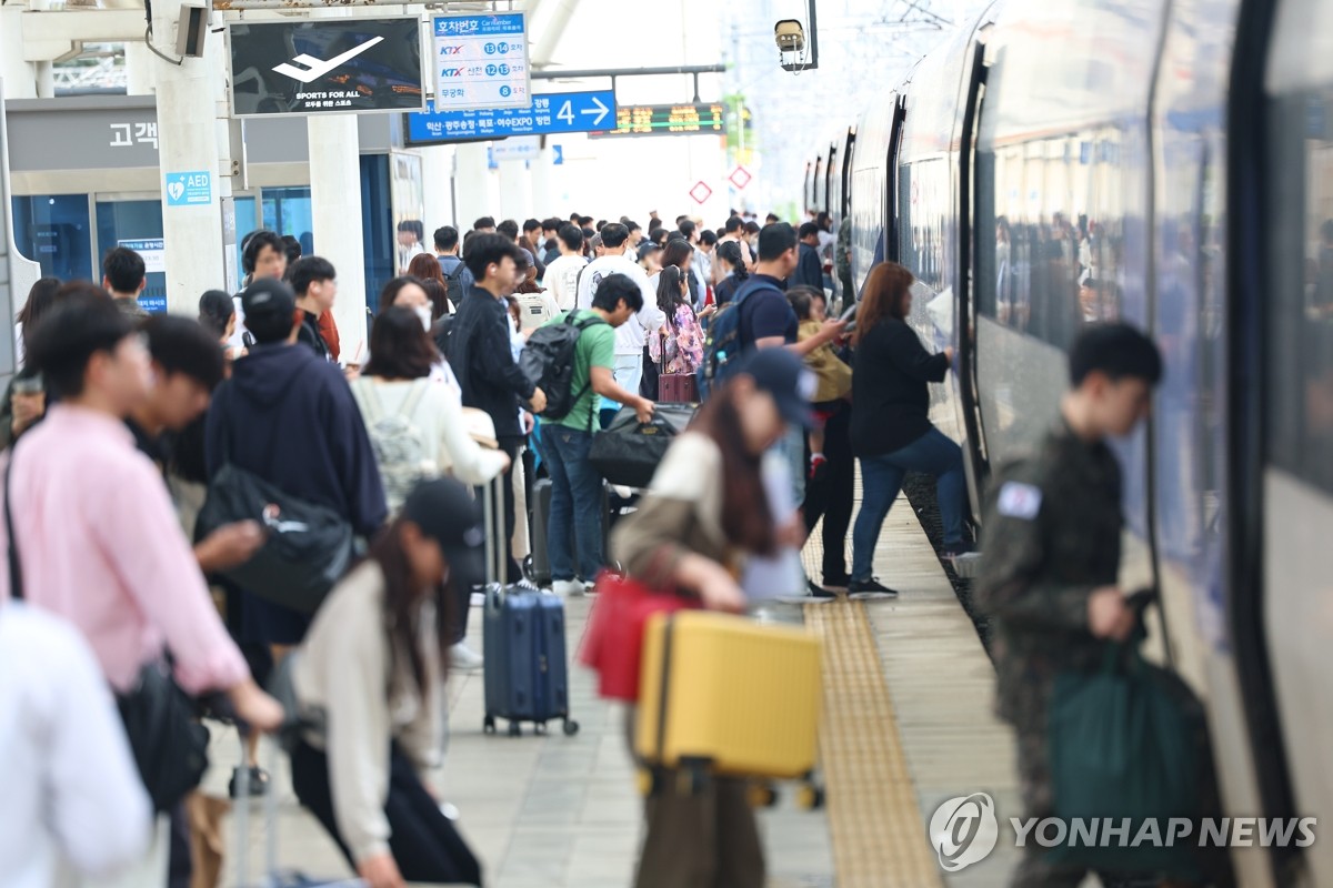 코로나19 격리 사라진 첫 명절…"확진자는 친척모임 자제해야"