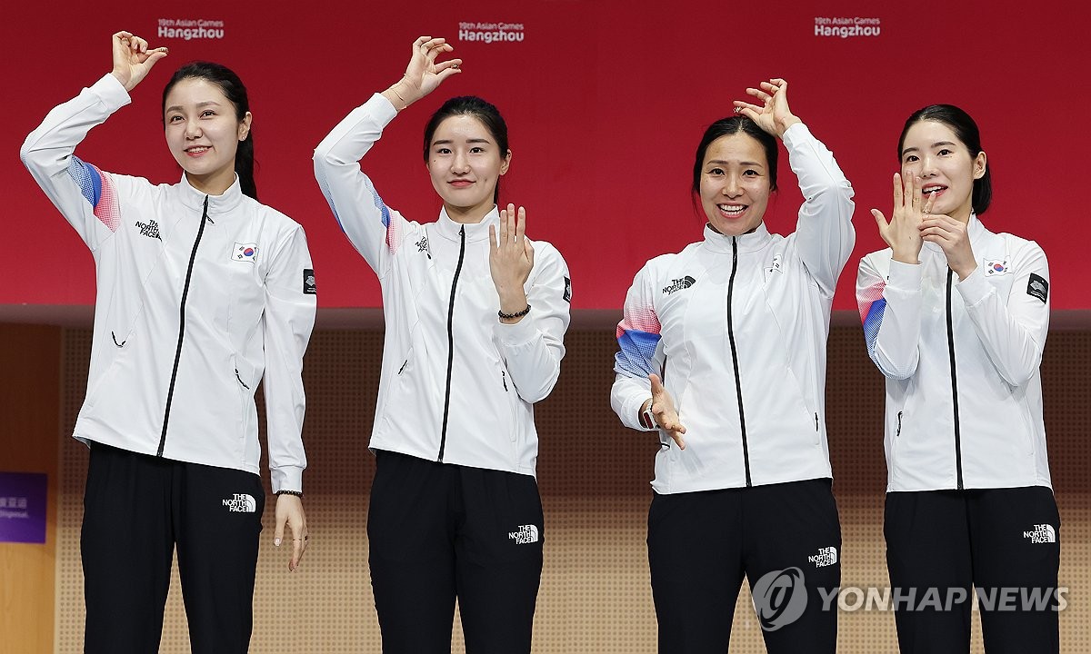 [아시안게임] 개인전 우승 다툰 최인정·송세라, 단체전서는 함께 '금빛 미소'