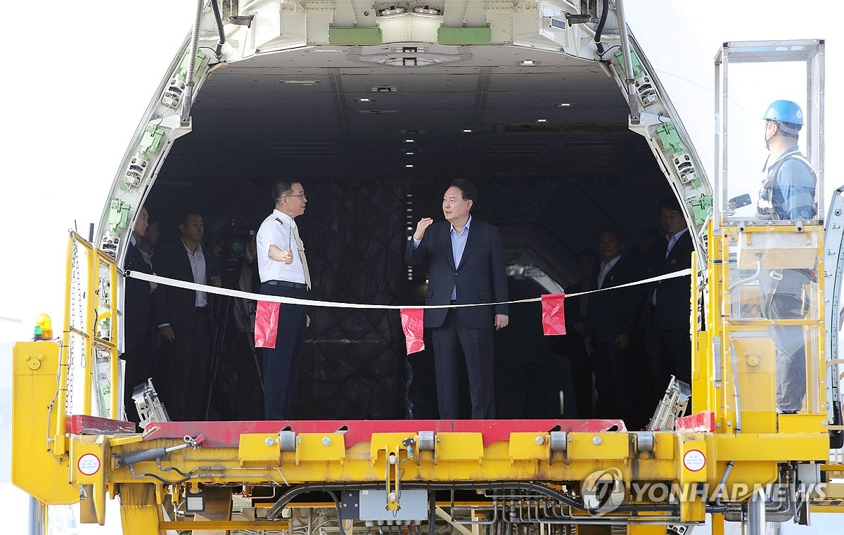 尹, 인천공항 화물터미널 찾아 "5천만 내수시장으론 부족"(종합)