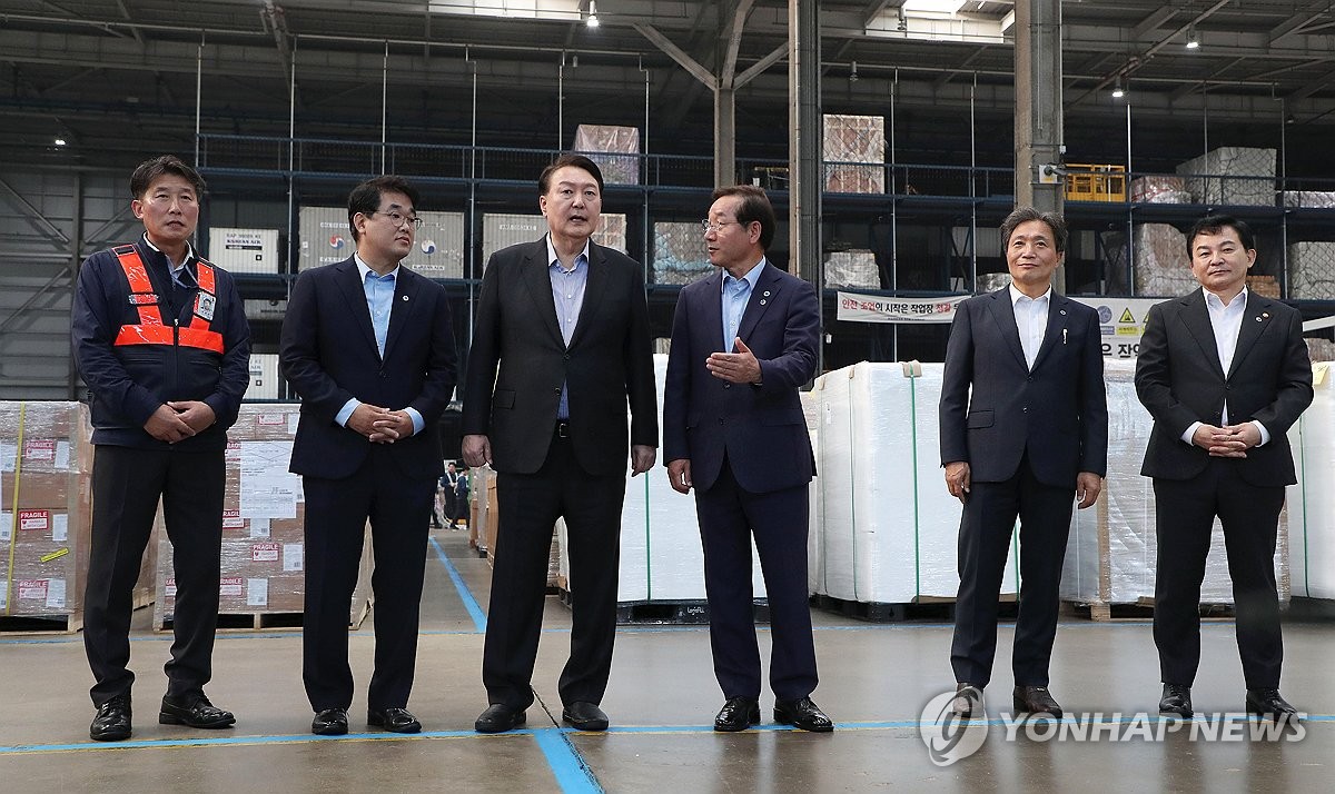 尹, 인천공항 화물터미널 찾아 "5천만 내수시장으론 부족"(종합)